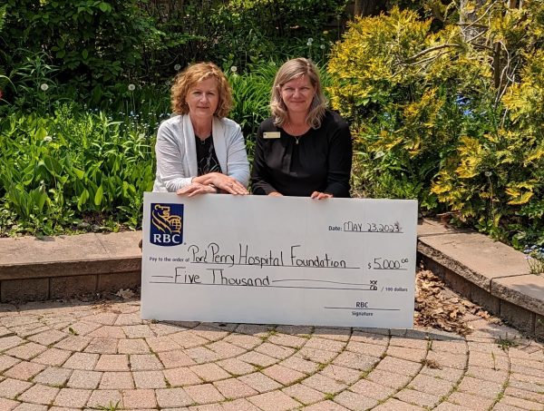 Rachel Agnoluzzi sitting with Lisa Kelly in the garden for cheque presentation in the amount of $5000